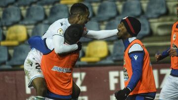 Rolan, celebrando el 0-1 con Beauvue.