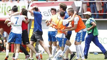 Los jugadores del Rayo Majadahonda celebran el ascenso. 