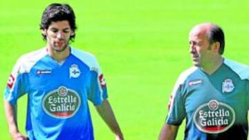 <b>MUCHO POR ACLARAR. </b>A Ángel Lafita y a Lotina se les vio ayer muy gesticulantes en la charla de poco más de diez minutos que mantuvieron en el césped del campo de Guimaraes.