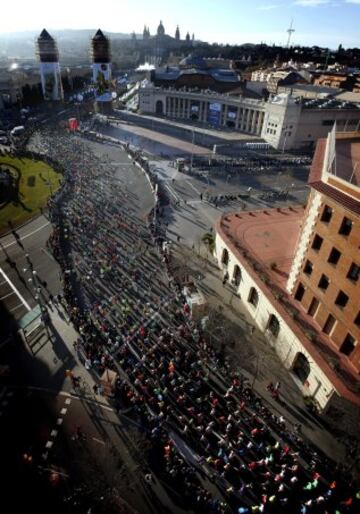 Salida de la trigésimo cuarta edición del Maratón de Barcelona, en la que participan 17.830 atletas de 87 países, lo que la sitúa entre las cinco 'grandes' de Europa, Maratón de Barcelona. 