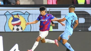 Futbol, Deportes Iquique vs Universidad Catolica.
Fecha 18, Liga de Primera 2025.
El jugador de Universidad Catolica Sebastian Arancibia disputa el balon contra Misael Davila de Deportes Iquique durante el partido de primera division disputado en el estadio Tierra de Campeones de Iquique, Chile.
02/08/2025
Alex Diaz/Photosport
Soccer, Deportes Iquique vs Universidad Catolica.
Date 18, First Division League 2025.
Universidad Catolica's player Sebastian Arancibia disputes the ball against Misael Davila of Deportes Iquique during the first division match played at the Tierra de Campeones stadium in Iquique, Chile.
02/08/2025
Alex Diaz/Photosport