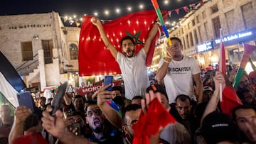 La afición qatarí (y el pueblo musulmán) celebraron la victoria de Marruecos sobre España en los octavos de final de la Copa del Mundo de Qatar 2022.