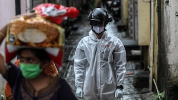 Mumbai (India), 14/07/2020.- An Indian health worker wearing smart helmet walks after conducting the thermal screening of residents of a slum in Mumbai, India, 14 July 2020. Countries around the world are still taking measures to stem the spread of the SA