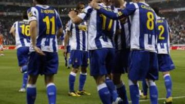 <b>EUFORIA. </b>Los jugadores felicitan a Osvaldo por la consecución del primer gol del duelo del miércoles.