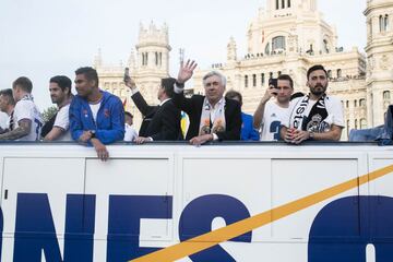 Carlo Ancelotti saluda a la afición desde el autobús. 