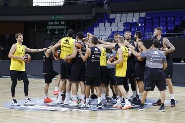 La plantilla de Iberostar Tenerife se junta tras el entrenamiento del viernes.