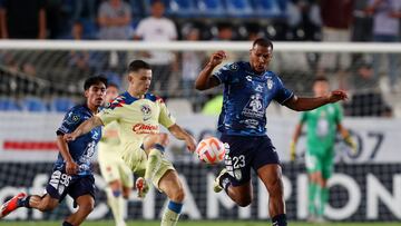 Soccer Football - CONCACAF Champions Cup - Semi-Final - Second Leg - Pachuca v America - Estadio Hidalgo, Pachuca, Mexico - April 30, 2024 America's Alvaro Fidalgo in action with Pachuca's Salomon Rondon REUTERS/Raquel Cunha