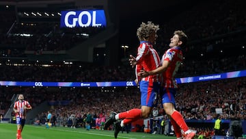 MADRID, 23/10/2024,. El delantero argentino del Atlético Julián Álvarez (d) celebra tras anotar un gol con su compañero Antoine Griezmann, durante el partido de la Liga de Campeones que Atlético de Madrid y Lille disputan este miércoles en el estadio Metropolitano. EFE/ Juanjo Martin
