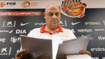 GRAF2794. VALENCIA, 30/08/2018.- El seleccionador nacional de baloncesto femenino, Lucas Mondelo, durante la rueda de prensa que ha ofrecido hoy en València ante el torneo que desde mañana enfrentará a España contra Bélgica, Francia y Letonia y que servirá como preparación al Mundial que se jugará en Tenerife. EFE/ Juan Carlos Cárdenas