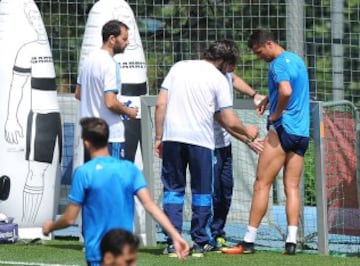 Cristiano Ronaldo leaves training after the collision with Casilla in training today.