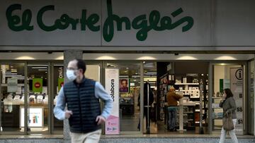 MADRID, 03/10/2020.- Pocos clientes en el Corte Ingl&eacute;s de Princesa, en el centro de la capital, este s&aacute;bado. Cerca de cinco millones de madrile&ntilde;os de diez grandes municipios, incluida la capital, viven su primera jornada con nuevas re