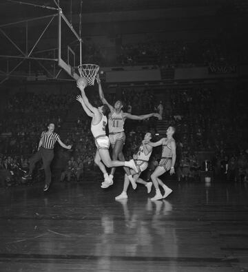 Esos jugadores afroamericanos a los que se refería Bill Russell fueron los pioneros, los primeros que hicieron caer el muro de la barrera de color en una NBA totalmente blanca en sus primeros años. Fueron tres, en 1950: Chuck Cooper fue el primero drafteado por una franquicia, los Celtics presididos por Walter Brown y dirigidos por Red Auerbach (fue número 13, lo que entonces era segunda ronda). Casi paralelo, en ese 1950, Nate ‘Sweetwater’ Clifton fue el primer afroamericano que firmó un contrato profesional (fue con New York Knicks). Y finalmente, Earl Lloyd fue el primero que saltó a jugar en una pista NBA. Los tres están en el Hall of Fame. Lloyd desde 2003, Clifton desde 2014 y Cooper desde 2019.