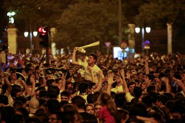  Los aficionados del Real Madrid celebraron título en La Cibeles.