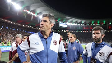 Mauricio Pellegrino, junto a su ayudante Xavi Tamarit, en un partido del Club Atlético Lanús.