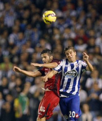 El centrocampista del Getafe Pablo Sarabia disputa un balón con el centrocampista polaco del Deportivo Cezary Wilk.