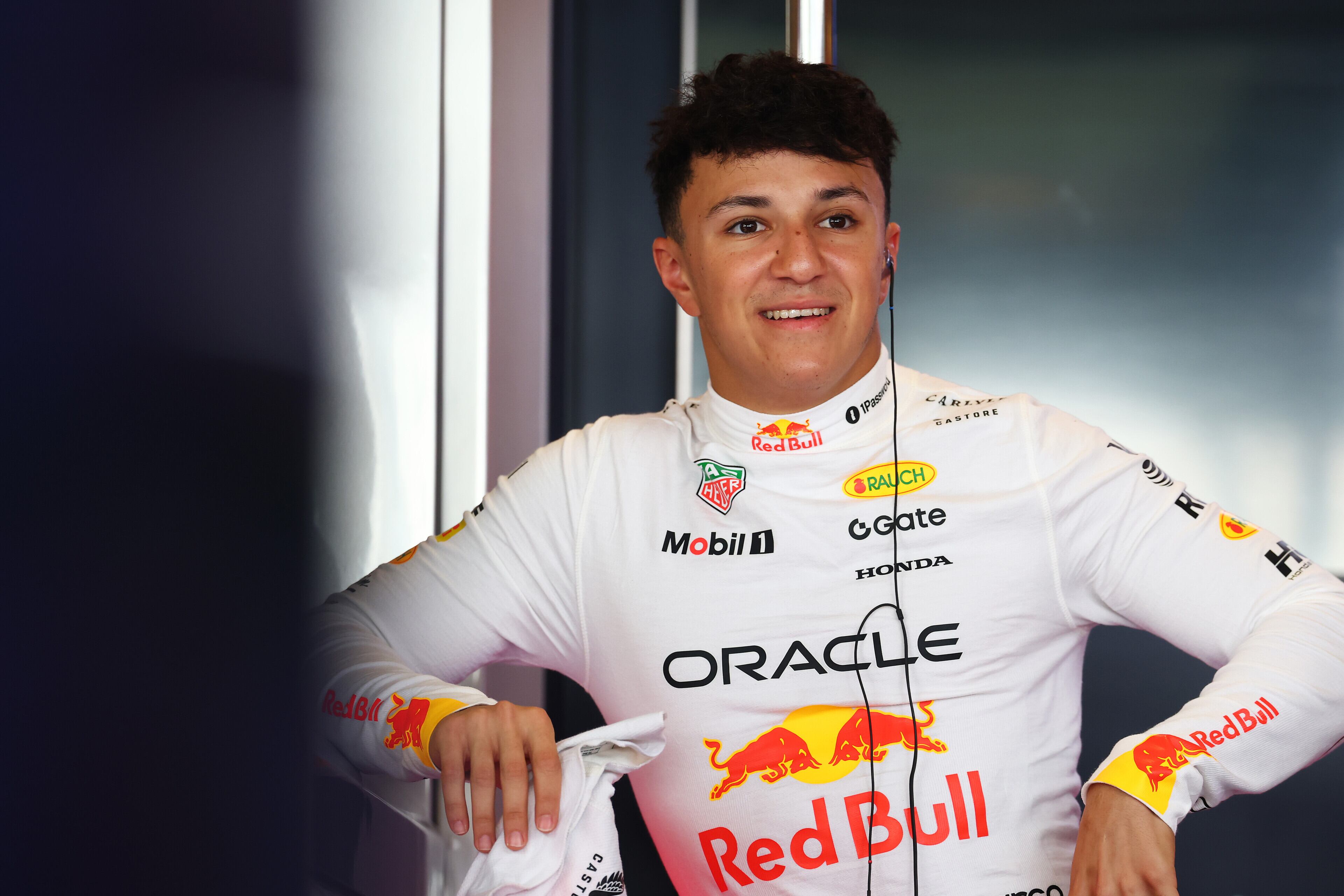 Isack Hadjar, en el box de Red Bull durante el test de Abu Dhabi.