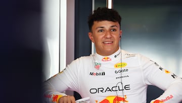 Isack Hadjar, en el box de Red Bull durante el test de Abu Dhabi.