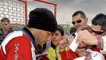 <b>ALVES FIRMA POR LA CHAMPIONS</b>. El Jueves Santo invitó a muchos aficionados sevillistas a darse una vueltecita para presenciar el entrenamiento de su equipo. Ni que decir tiene que Dani Alves volvió a ser uno de los más solicitados por loa cazadores de autógrafos que le admiran.