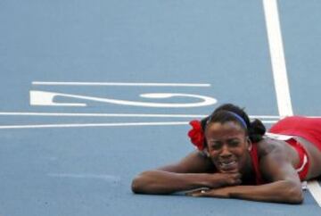 Alysia Johnson Montano llora desconsolada tras la caída sufrida en la línea de meta de los 800 metros.