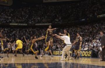 Tras anotar el triple que forzaba la prórroga en el quinto encuentro del Pacers-Nets en los Playoffs de 2002.