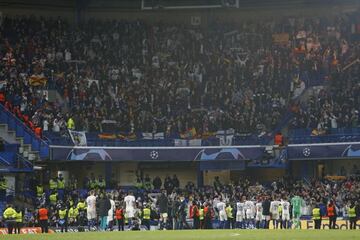 Los jugadores del Real Madrid se acercan a agradecer el apoyo a los desplazados a Londres.