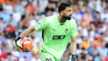 Valencia's Georgian goalkeeper #25 Giorgi Mamardashvili handles the ball during the Spanish league football match between Valencia CF and Athletic Club Bilbao at Mestalla Stadium in Valencia on May 18, 2025. (Photo by JOSE JORDAN / AFP)