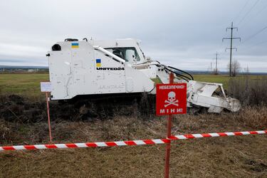 Un tatuador planea desminar el mundo con un dron, llaman a la puerta y son las autoridades y fabricantes de armas