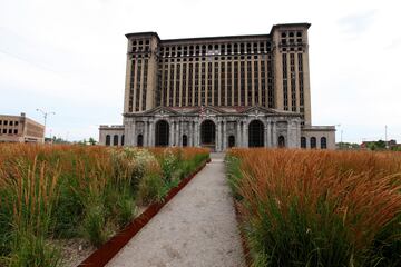 Lo que en su da fue un bullicioso centro de negocios es ahora un fantasmagrico recordatorio de la situacin econmica de Detroit (aunque la ciudad vuelve a estar en alza). La estacin de Michigan Central reciba cientos de trenes cada da tras su apertura oficial en 1914. Sin embargo, el trfico ferroviario empez a disminuir y la estacin tuvo problemas durante varias dcadas antes de cerrar en 1988.