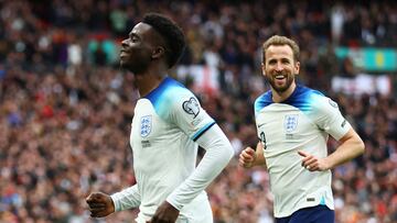 Bukayo Saka y Harry Kane, jugadores de Inglaterra, celebran el segundo gol marcado ante Ucrania.