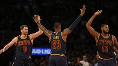 LeBron James choca las manos con Kevin Love y Tristan Thompson.