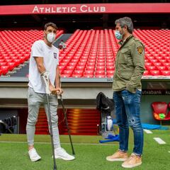 Aduriz, con el alta, apoya a sus compañeros en San Mamés