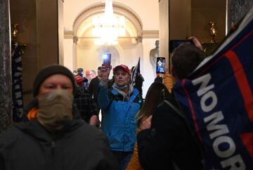 Los manifestantes pro-Trump irrumpieron en el Capitolio tras derribar 4 capas de vallas de seguridad, mostrando su inconformidad con los resultados de las elecciones presidenciales del 2020, mismas en las que el dem¨®crata, Joe Biden, le quit¨® la reelecci¨®n a Donald Trump, resultando el 46? Presidente electo de los Estados Unidos.
