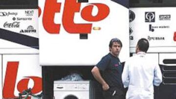 <b>VIGILADOS. </b>Los mecánicos del Davitamon trabajaban en el bus del equipo, aparcado frente al hotel.