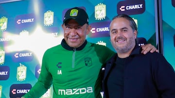 MEX4129. LEÓN (MÉXICO), 29/09/2025.- El nuevo técnico del club León, Ignacio Ambriz, (i) posa junto al presidente del Club León, Jesús Martínez Murguía, durante su presentación este lunes, en León (México). El León del fútbol mexicano anunció el regreso del entrenador Ignacio Ambriz al banquillo del equipo en el que milita el colombiano James Rodríguez. EFE/ Luis Ramírez