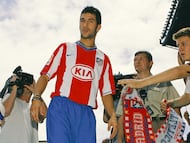 MADRID, SPAIN - JULY 03: Luis Garcia is welcomed by fans while being presented as a new signing for Atletico Madrid at the Vicente Calderon stadium on July 3, 2007 in Madrid, Spain. Garcia played for three seasons for English club Liverpool. (Photo by Denis Doyle/Getty Images)
