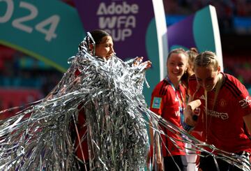 De esta guisa dejaron sus compañeras a Rachel Williams, con el cuerpo totalmente envuelto en tiras de confeti, después de que el Manchester United se proclamara campeón de la FA Cup femenina al imponerse en la final en el estadio de Wembley al Tottenham Hotspur por un contundente 0-4. La alegría les desbordaba.
