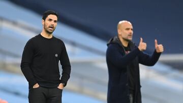 Mikel Arteta, entrenador del Arsenal, y Pep Guardiola, entrenador del Manchester City, dan instrucciones durante un partido.