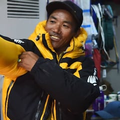 El sherpa Kami Rita bate récords al coronar el Everest por 22ª vez