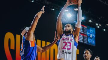 Phillip Weeler, jugador de Capitanes CDMX, intenta anotar a Westchester Knicks en partido de cuartos de final de la G League Showcase 2023.