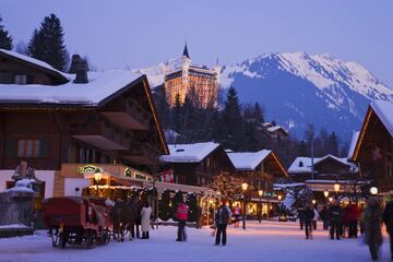 Son muchos los famosos y personalidades de la realeza europea que disfrutan de los alojamientos de lujo de la estaci¨®n, principalmente de los hoteles y los chalets por no hablar de las tiendas y los restaurantes. Cuenta con 220 km de pistas situadas entre los 1000 y los 3000 metros, adem¨¢s goza de 56 pistas adecuadas para principiantes y niveles intermedios.