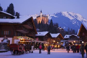 Son muchos los famosos y personalidades de la realeza europea que disfrutan de los alojamientos de lujo de la estación, principalmente de los hoteles y los chalets por no hablar de las tiendas y los restaurantes. Cuenta con 220 km de pistas situadas entre los 1000 y los 3000 metros, además goza de 56 pistas adecuadas para principiantes y niveles intermedios.