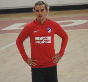 La lluvia condenó al Atlético a entrenar en cancha de básquet