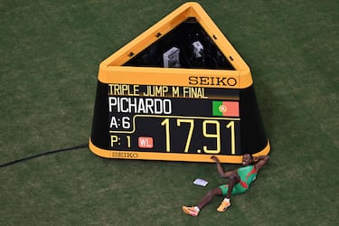 El atleta portugués Pedro Pichardo celebra su victoria en la final masculina de triple salto durante el Campeonato Mundial de Atletismo en Tokio.