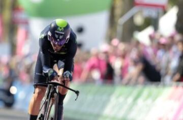 El ciclista español Alejandro Valverde del equipo Movistar a su llegada a meta durante la primera etapa, una contrarreloj individual de 9,8 km, del Giro de Italia, en la ciudad de Apeldoorn, Holanda.