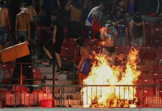Caos en el partido de la U: el fútbol chileno, otra vez secuestrado por la violencia