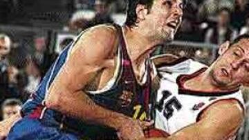 <b>CONTUNDENCIA.</B> Barton frena con falta un ataque de Bodiroga.