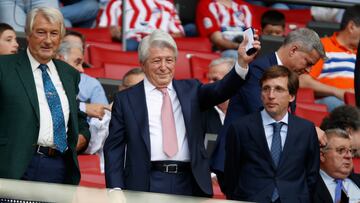 El presidente del Atlético de Madrid, Enrique Cerezo, el alcalde de Madrid, José Luis Martínez-Almeida, y, a la izquierda, el expresidente del Atlético de Madrid Alfonso Cabeza, en el palco del Metropolitano.