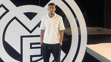 Rachad Fettal, al firmar su contrato con el Real Madrid.