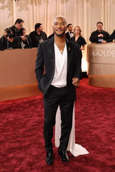 Scott Evans posa en la alfombra roja de los Globos de Oro.