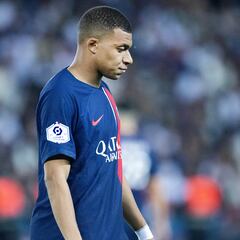 How has Real Madrid’s plan to sign Kylian Mbappé changed after his PSG pre-season tour omission?